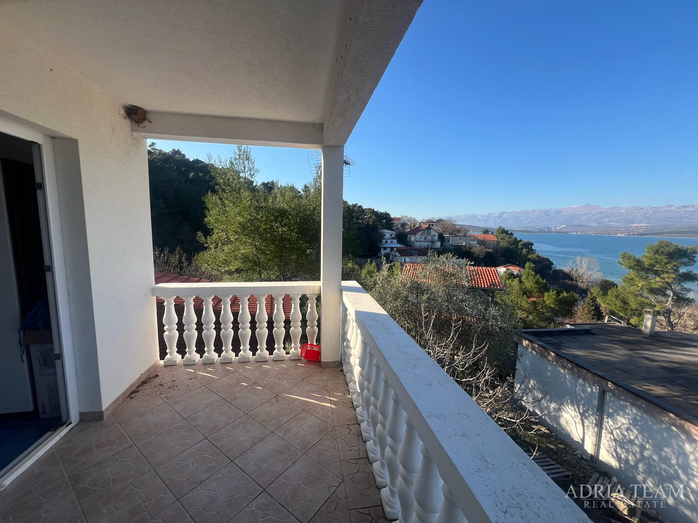 KUĆA S TRI STAMBENE JEDINICE, POGLED NA MORE I VELEBIT - DONJI KARIN