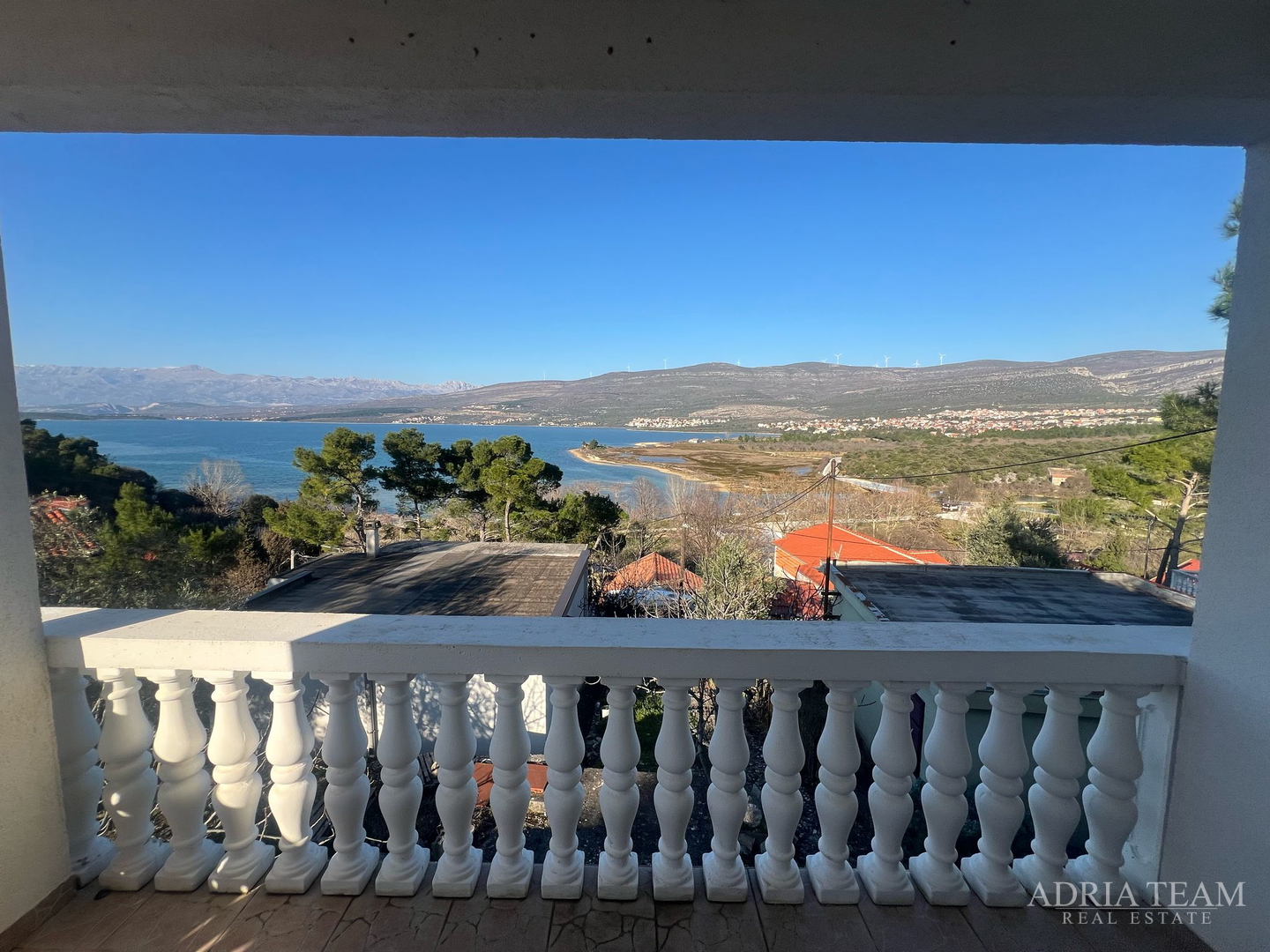 KUĆA S TRI STAMBENE JEDINICE, POGLED NA MORE I VELEBIT - DONJI KARIN