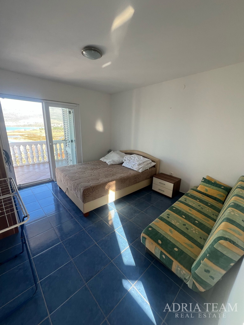 KUĆA S TRI STAMBENE JEDINICE, POGLED NA MORE I VELEBIT - DONJI KARIN