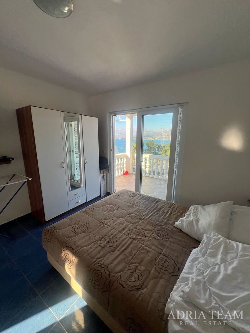 KUĆA S TRI STAMBENE JEDINICE, POGLED NA MORE I VELEBIT - DONJI KARIN