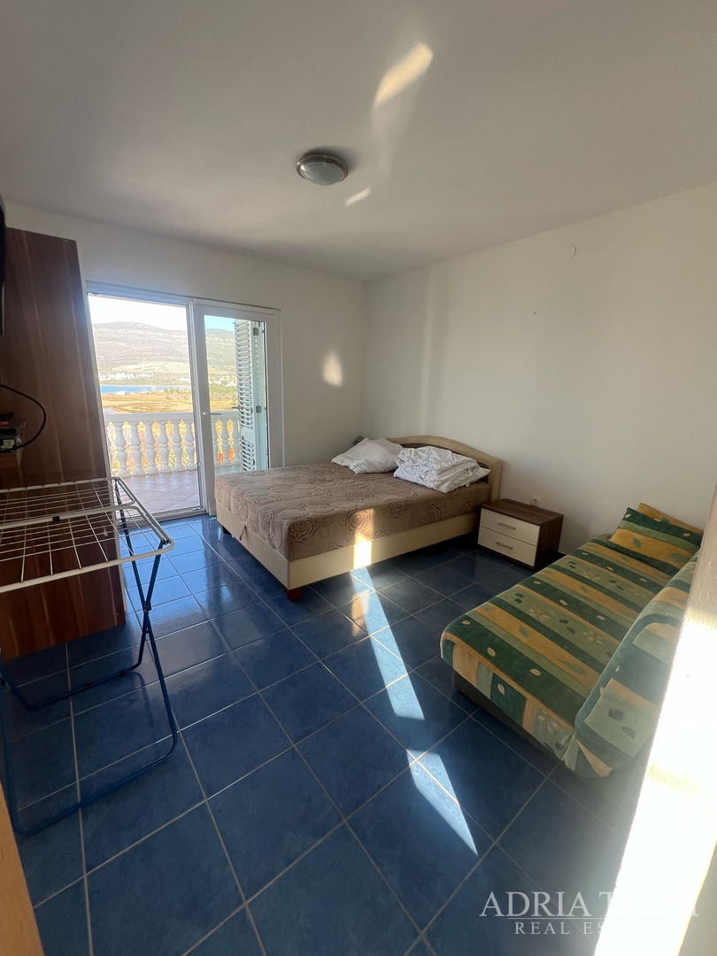 KUĆA S TRI STAMBENE JEDINICE, POGLED NA MORE I VELEBIT - DONJI KARIN