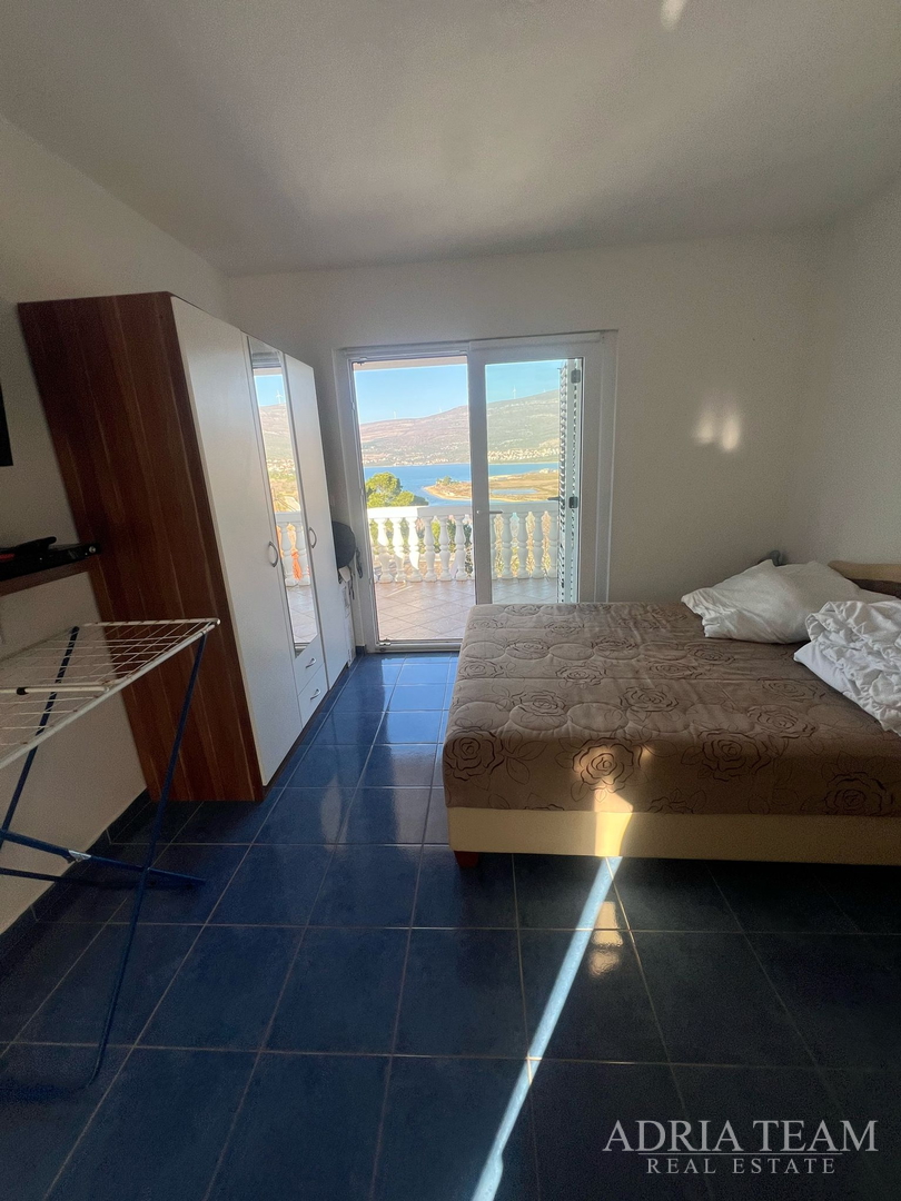 KUĆA S TRI STAMBENE JEDINICE, POGLED NA MORE I VELEBIT - DONJI KARIN