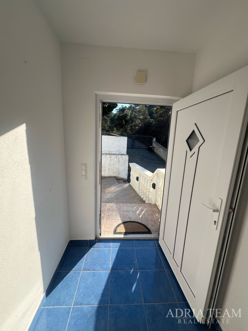 KUĆA S TRI STAMBENE JEDINICE, POGLED NA MORE I VELEBIT - DONJI KARIN