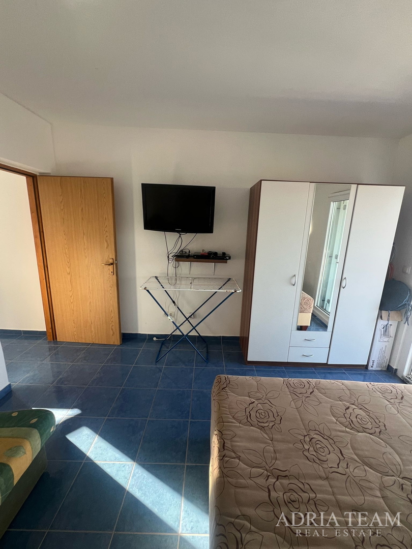 KUĆA S TRI STAMBENE JEDINICE, POGLED NA MORE I VELEBIT - DONJI KARIN