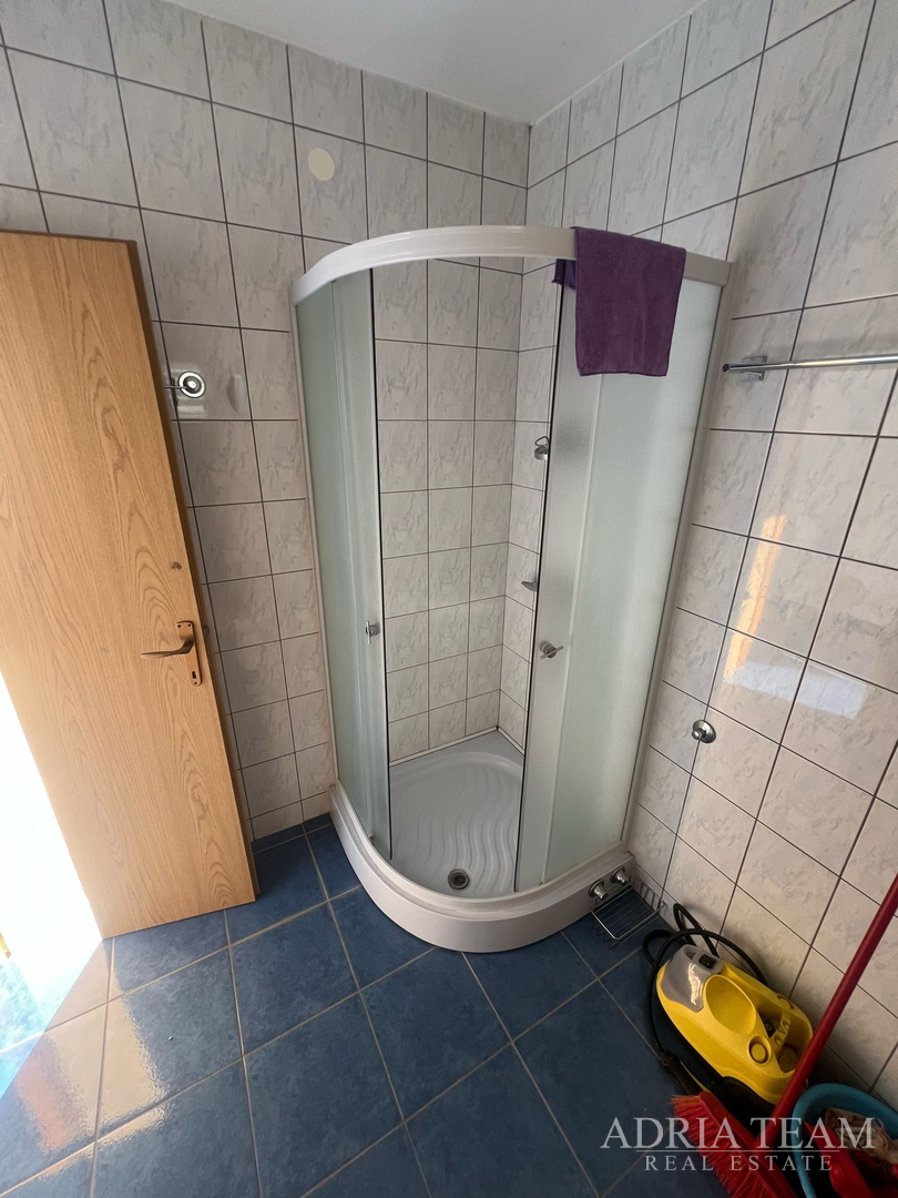 KUĆA S TRI STAMBENE JEDINICE, POGLED NA MORE I VELEBIT - DONJI KARIN