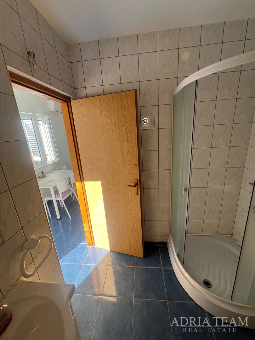 KUĆA S TRI STAMBENE JEDINICE, POGLED NA MORE I VELEBIT - DONJI KARIN