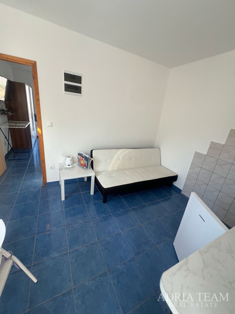 KUĆA S TRI STAMBENE JEDINICE, POGLED NA MORE I VELEBIT - DONJI KARIN