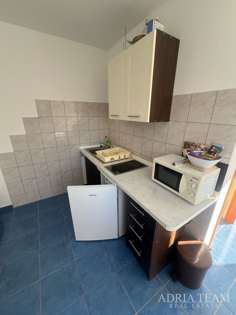 KUĆA S TRI STAMBENE JEDINICE, POGLED NA MORE I VELEBIT - DONJI KARIN