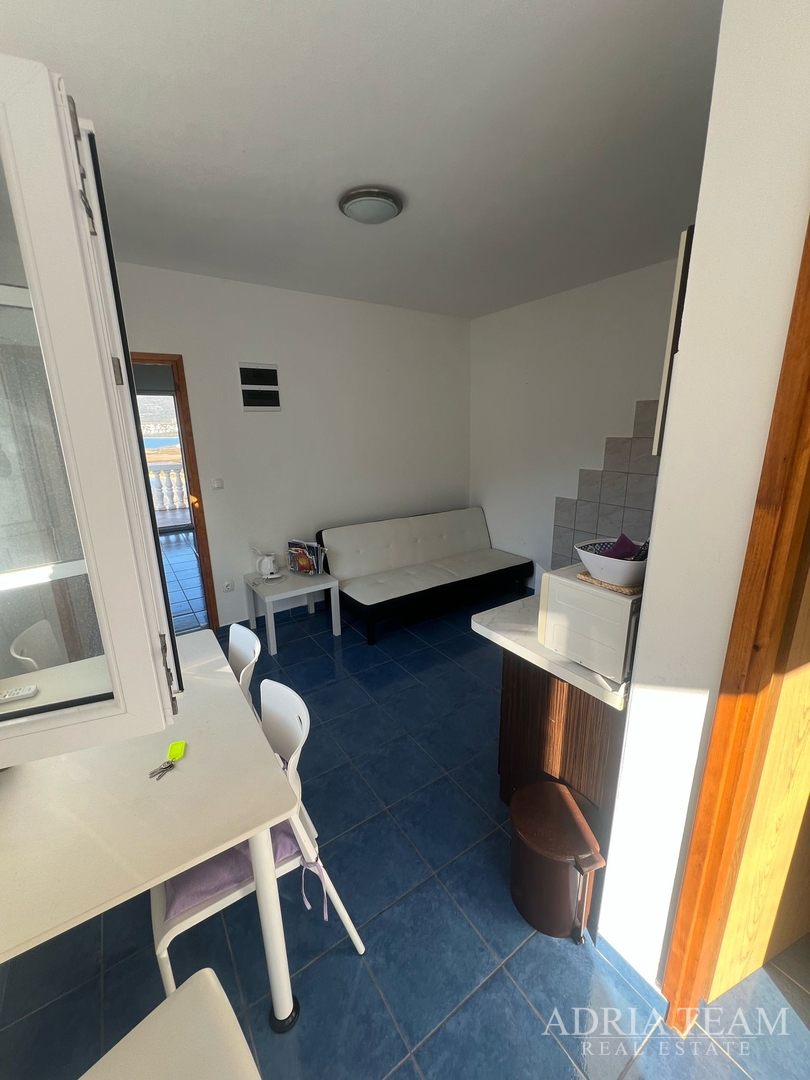 KUĆA S TRI STAMBENE JEDINICE, POGLED NA MORE I VELEBIT - DONJI KARIN