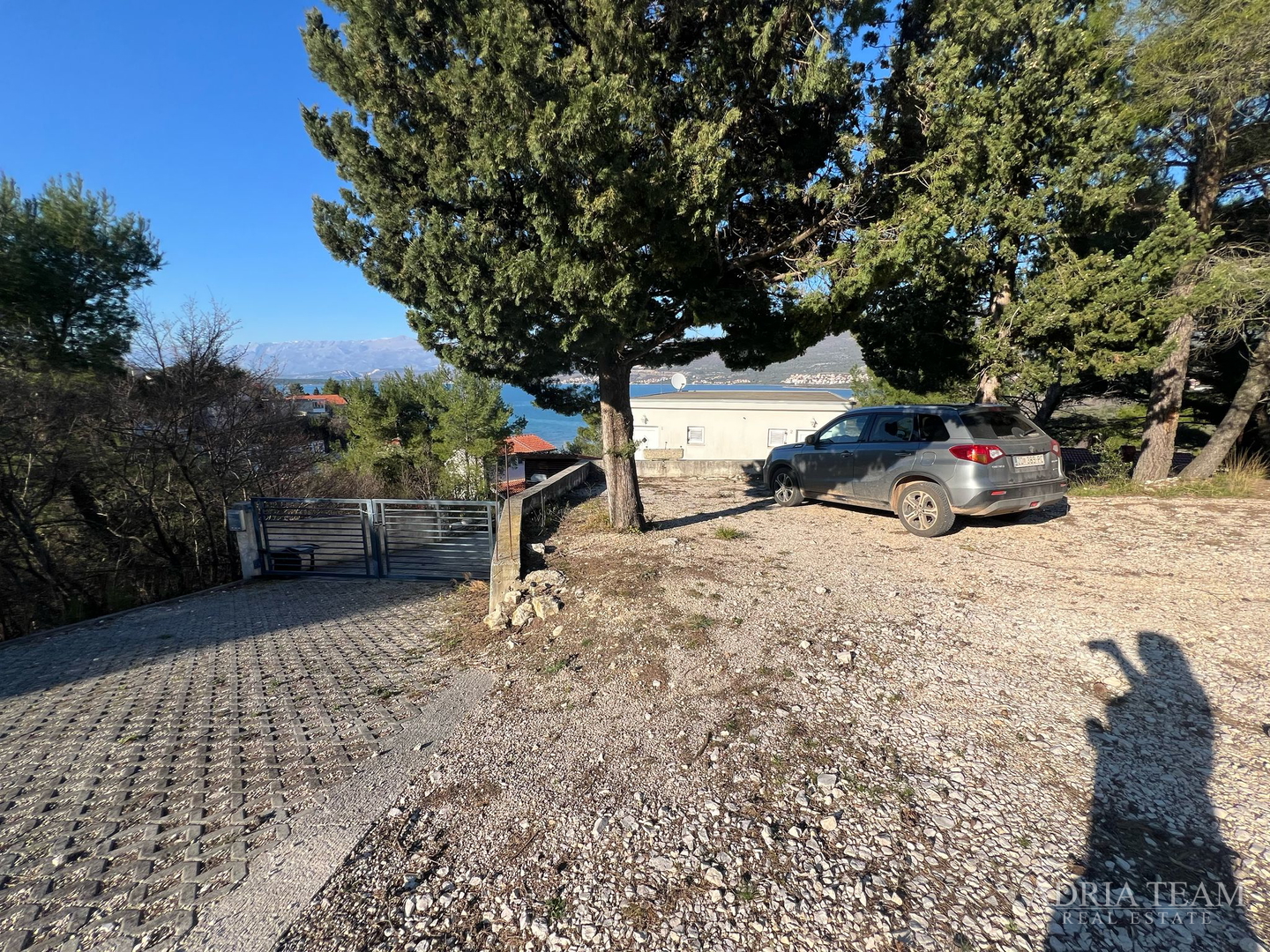 KUĆA S TRI STAMBENE JEDINICE, POGLED NA MORE I VELEBIT - DONJI KARIN