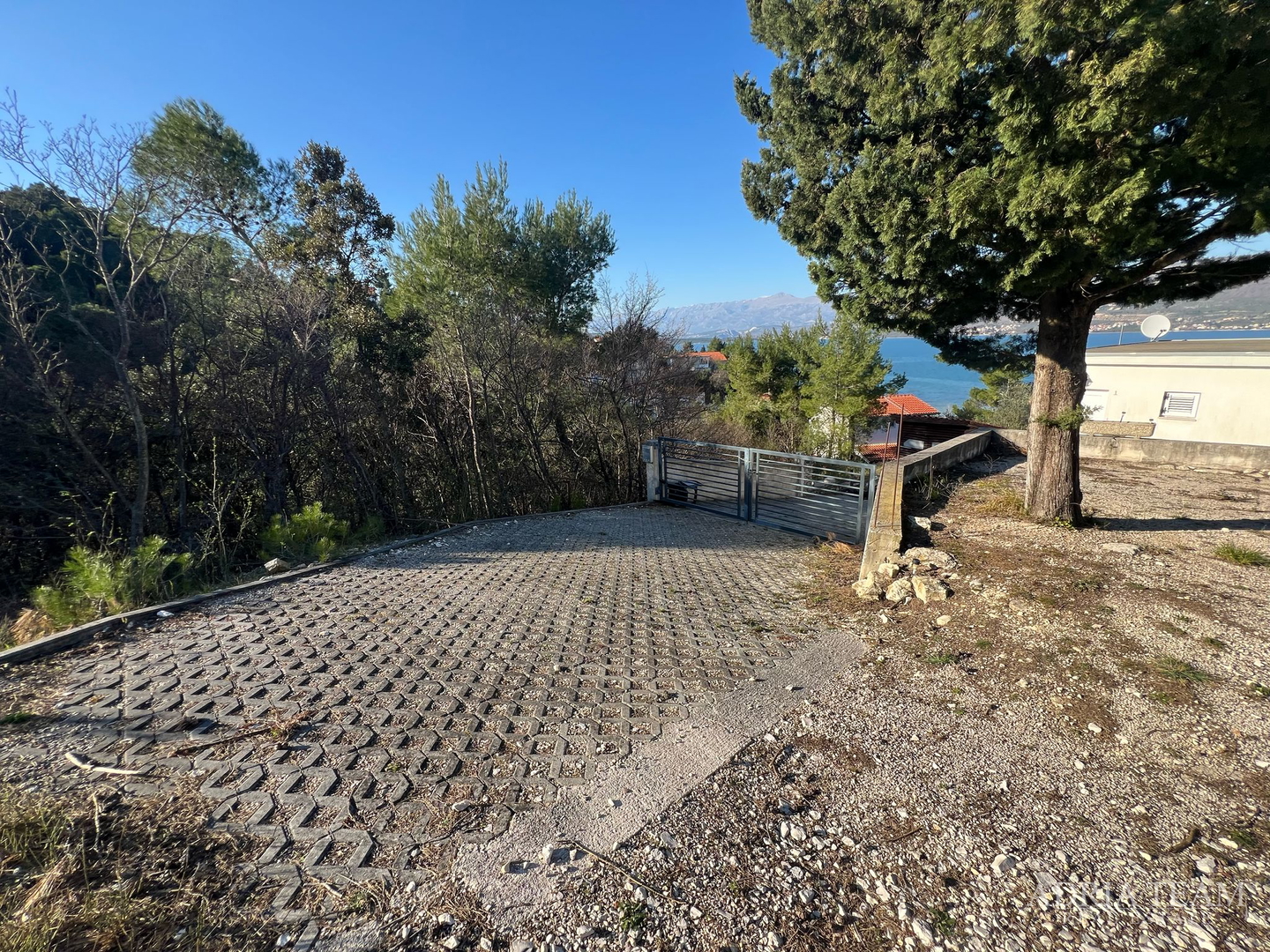 KUĆA S TRI STAMBENE JEDINICE, POGLED NA MORE I VELEBIT - DONJI KARIN