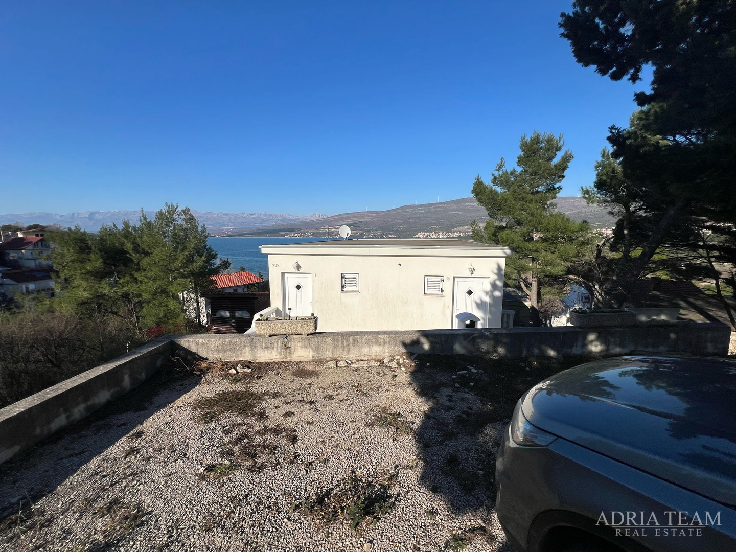 KUĆA S TRI STAMBENE JEDINICE, POGLED NA MORE I VELEBIT - DONJI KARIN