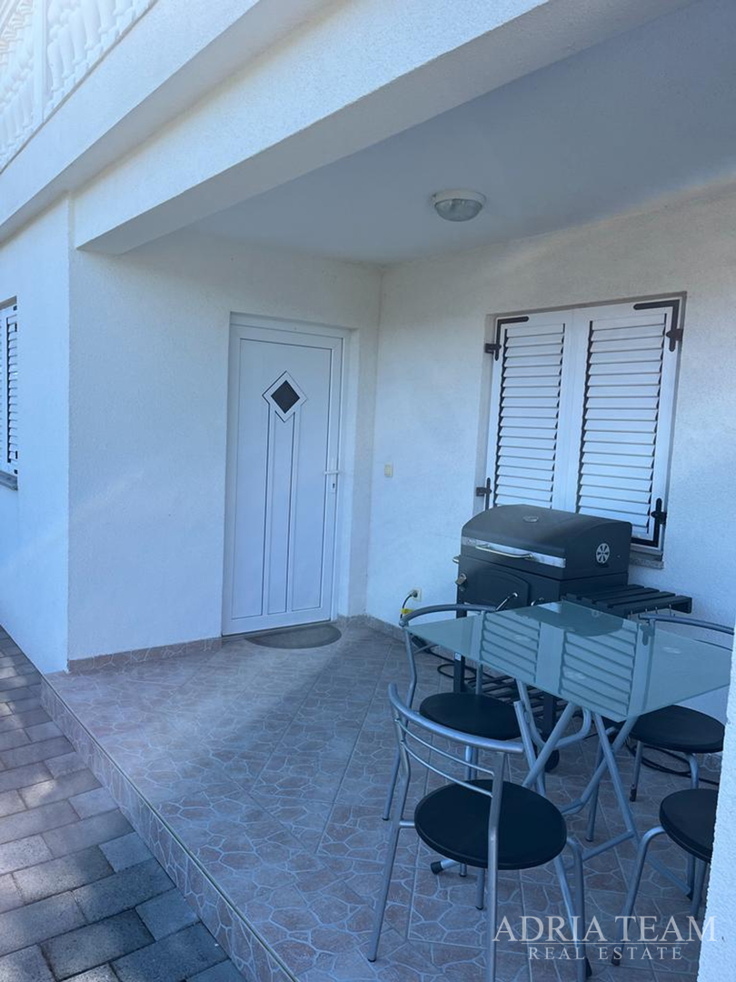 KUĆA S TRI STAMBENE JEDINICE, POGLED NA MORE I VELEBIT - DONJI KARIN