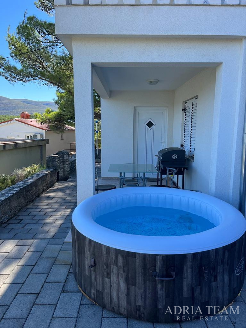 KUĆA S TRI STAMBENE JEDINICE, POGLED NA MORE I VELEBIT - DONJI KARIN