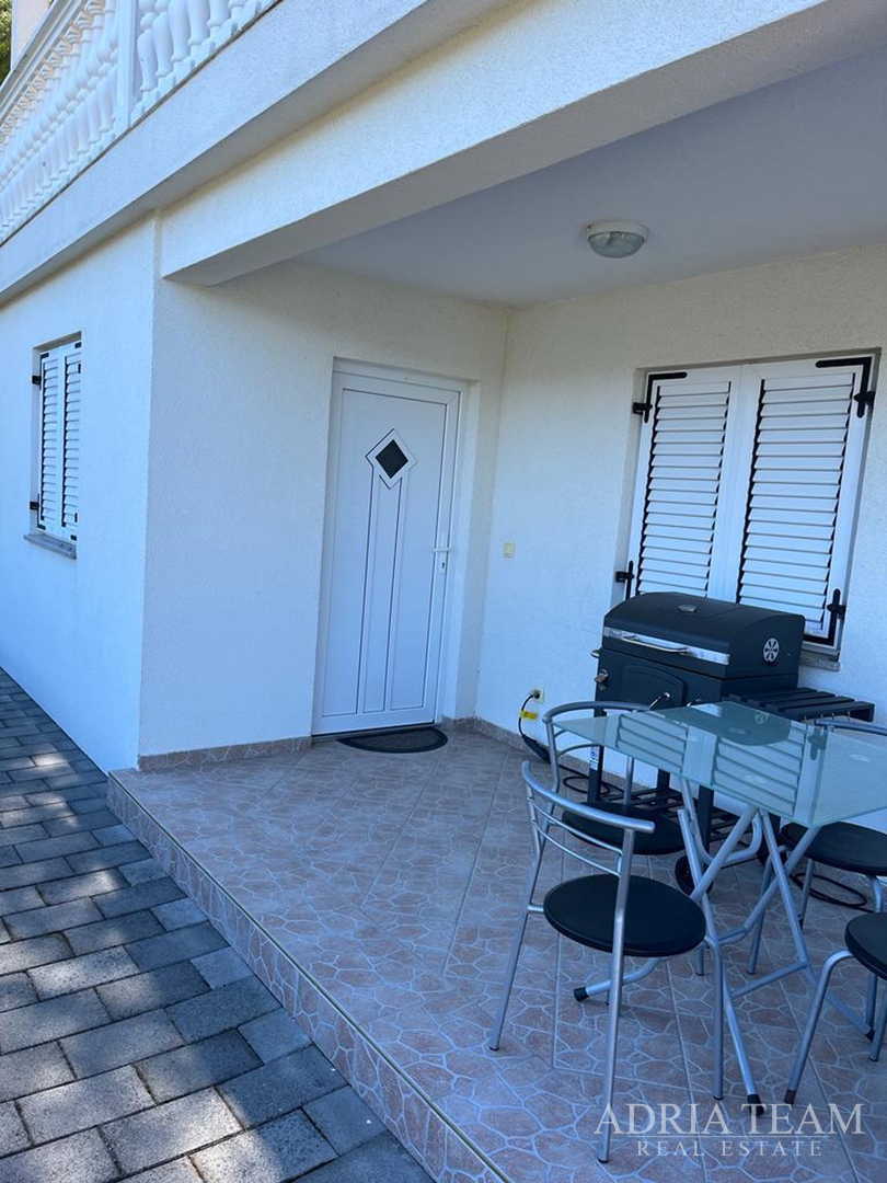 KUĆA S TRI STAMBENE JEDINICE, POGLED NA MORE I VELEBIT - DONJI KARIN