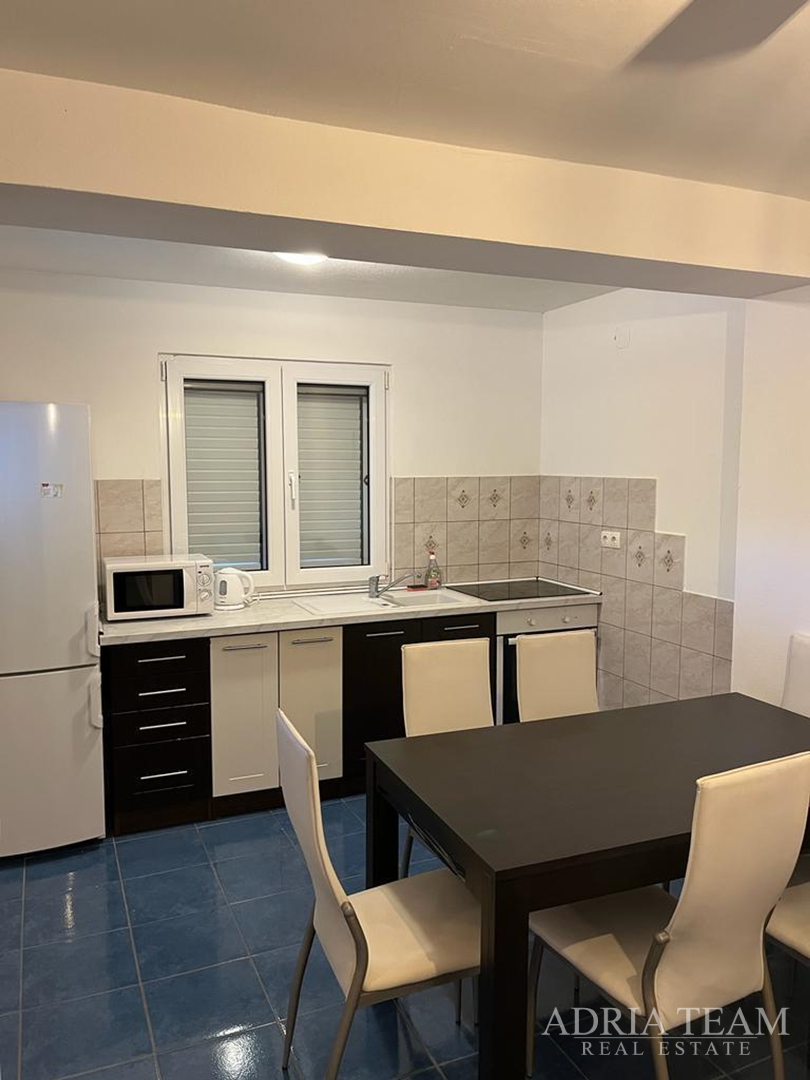 KUĆA S TRI STAMBENE JEDINICE, POGLED NA MORE I VELEBIT - DONJI KARIN