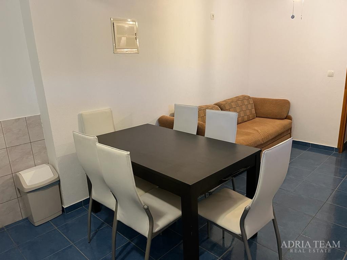 KUĆA S TRI STAMBENE JEDINICE, POGLED NA MORE I VELEBIT - DONJI KARIN