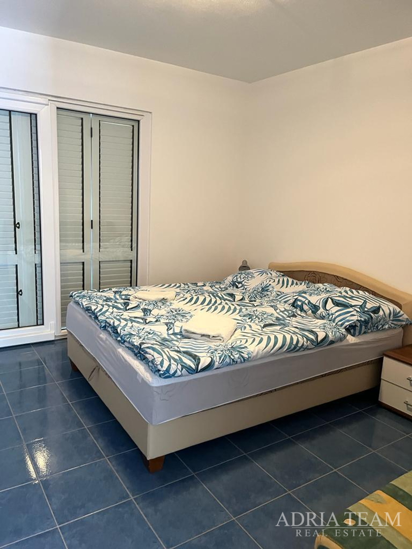 KUĆA S TRI STAMBENE JEDINICE, POGLED NA MORE I VELEBIT - DONJI KARIN