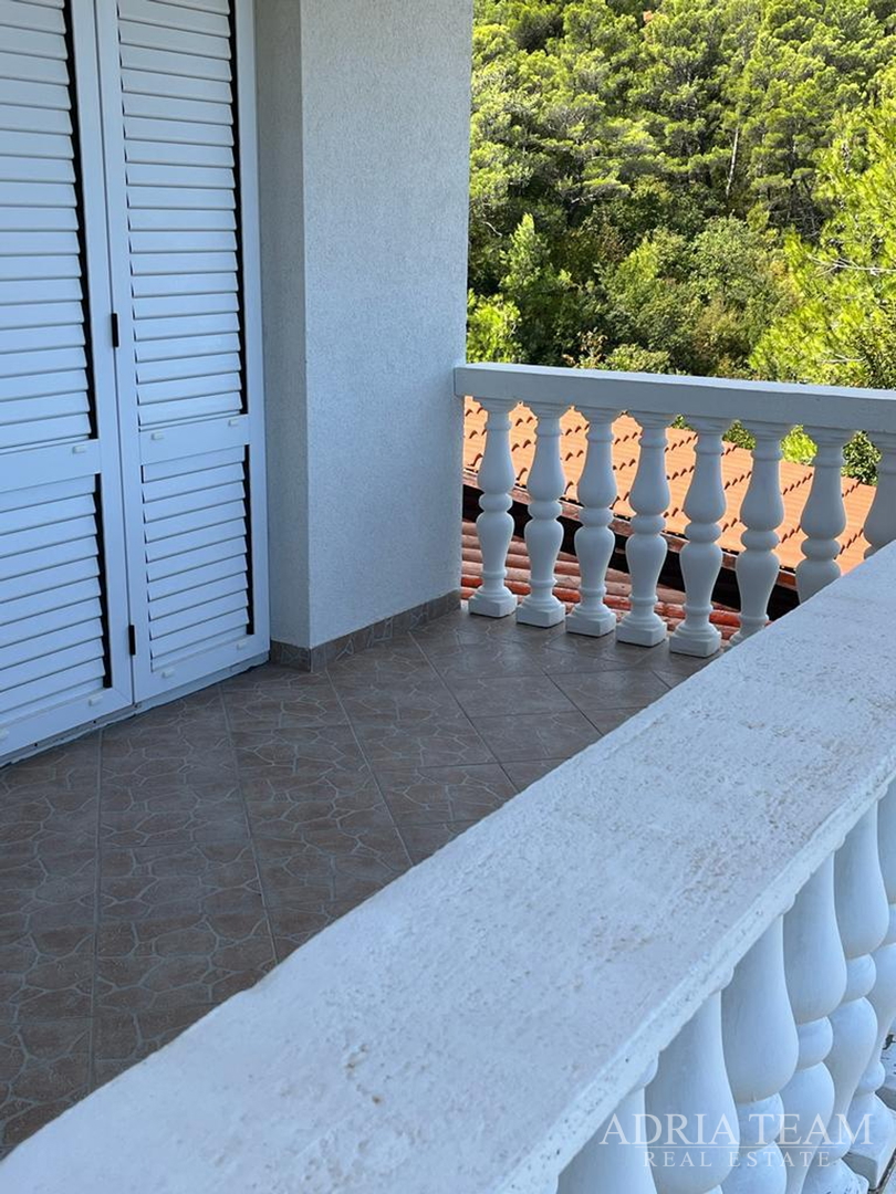 KUĆA S TRI STAMBENE JEDINICE, POGLED NA MORE I VELEBIT - DONJI KARIN