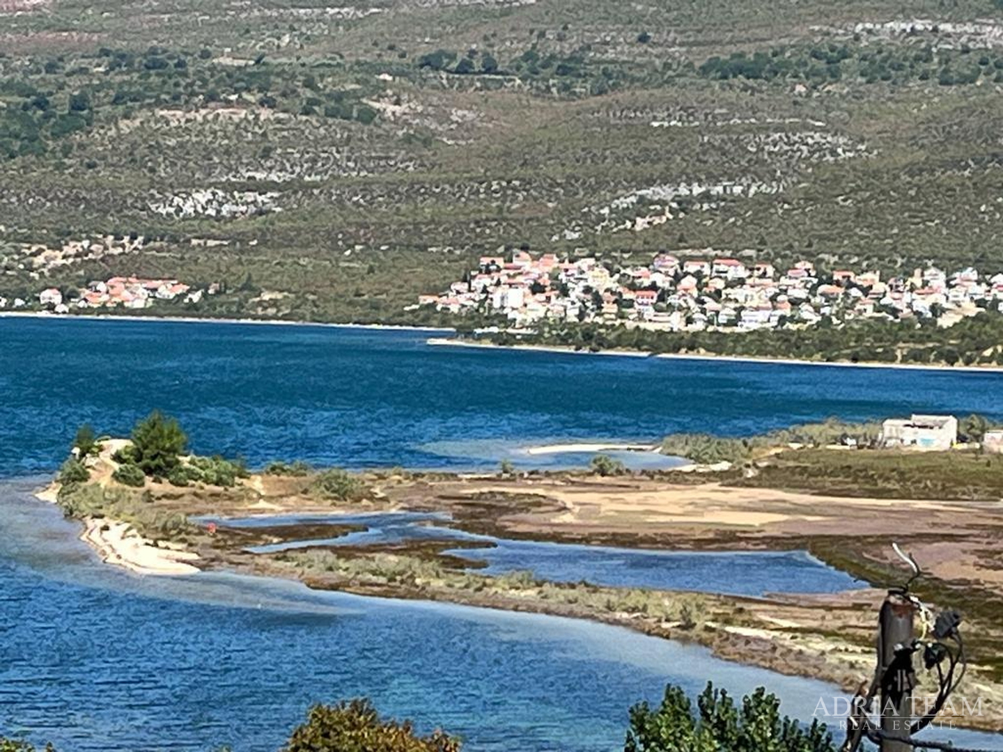 KUĆA S TRI STAMBENE JEDINICE, POGLED NA MORE I VELEBIT - DONJI KARIN