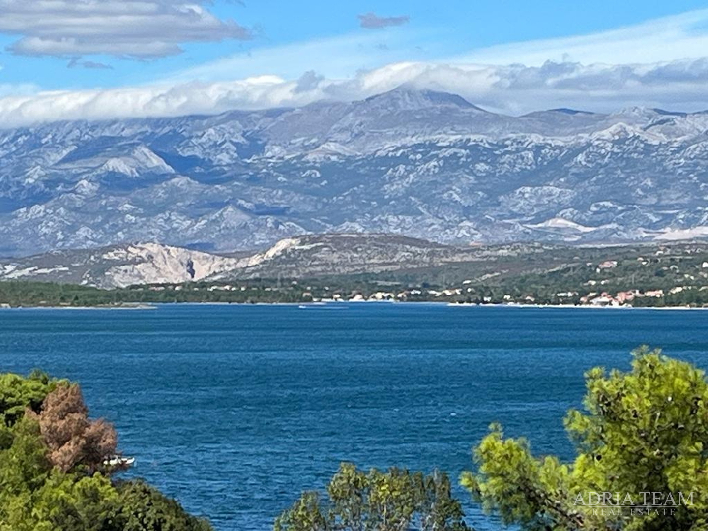 KUĆA S TRI STAMBENE JEDINICE, POGLED NA MORE I VELEBIT - DONJI KARIN