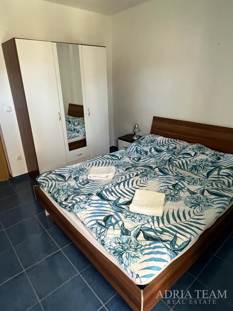 KUĆA S TRI STAMBENE JEDINICE, POGLED NA MORE I VELEBIT - DONJI KARIN