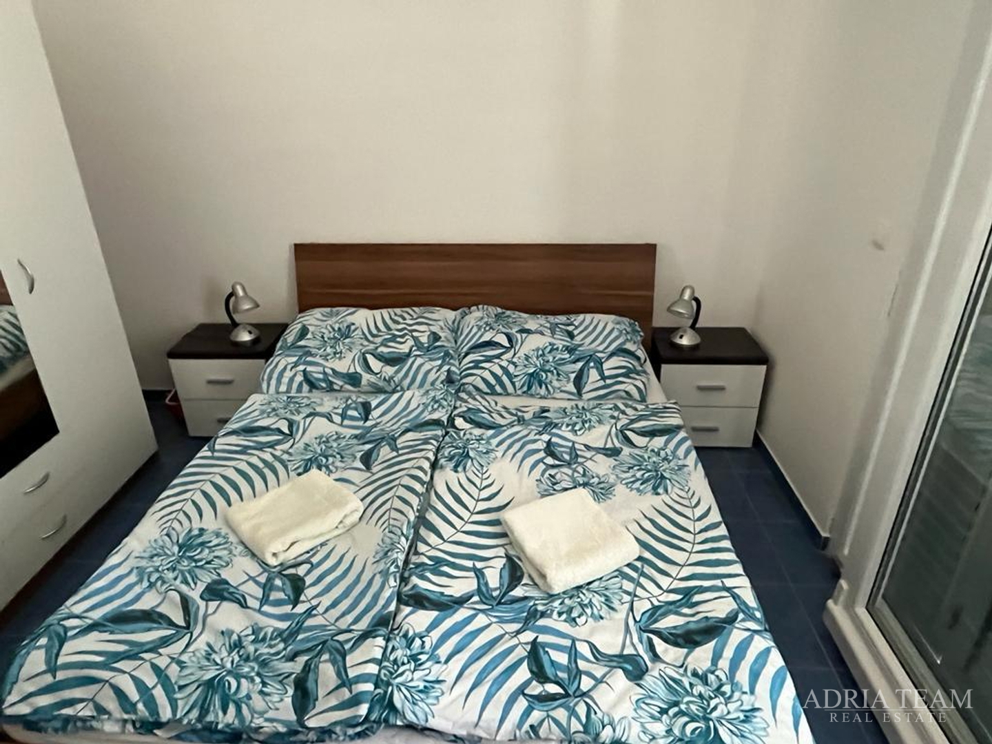 KUĆA S TRI STAMBENE JEDINICE, POGLED NA MORE I VELEBIT - DONJI KARIN