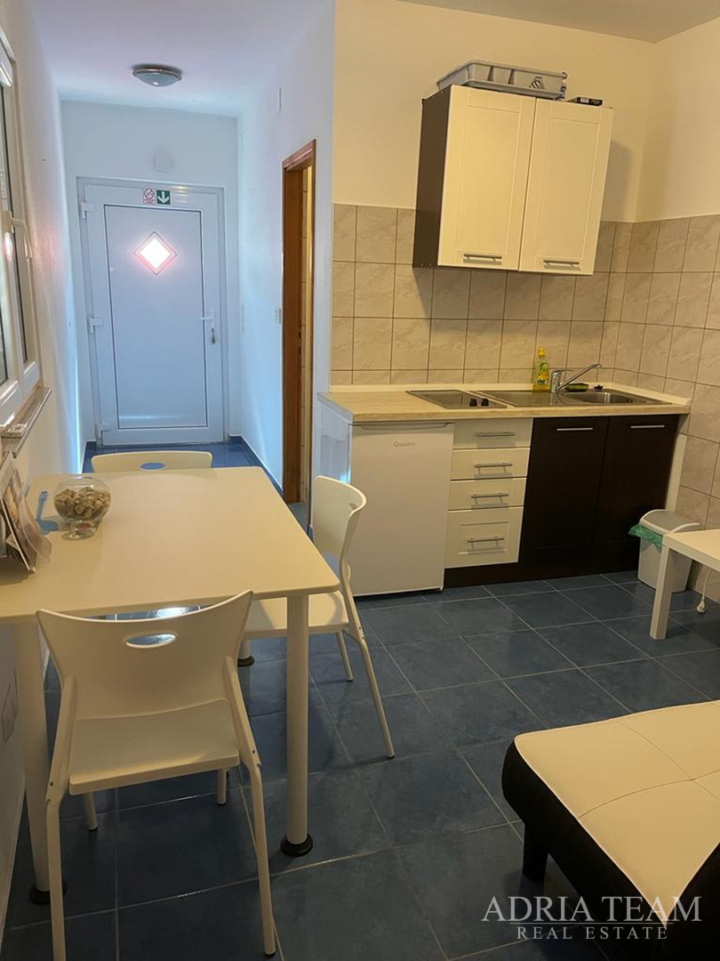 KUĆA S TRI STAMBENE JEDINICE, POGLED NA MORE I VELEBIT - DONJI KARIN