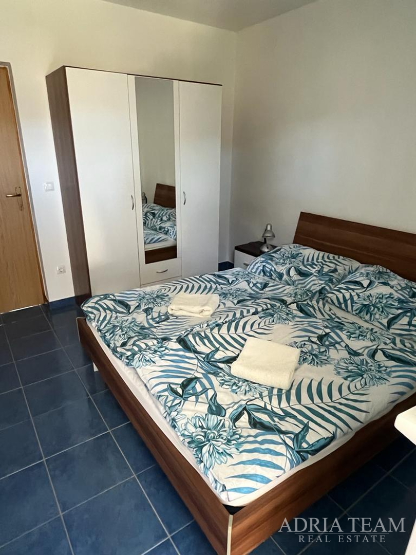 KUĆA S TRI STAMBENE JEDINICE, POGLED NA MORE I VELEBIT - DONJI KARIN