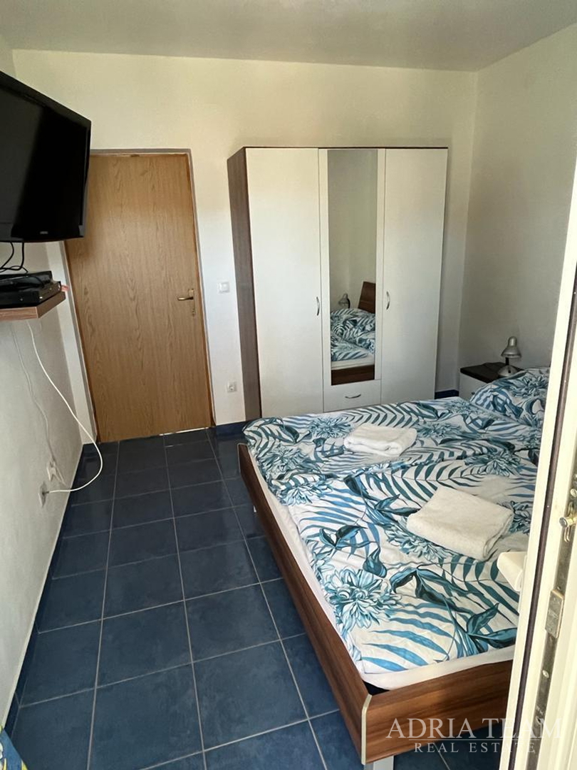 KUĆA S TRI STAMBENE JEDINICE, POGLED NA MORE I VELEBIT - DONJI KARIN