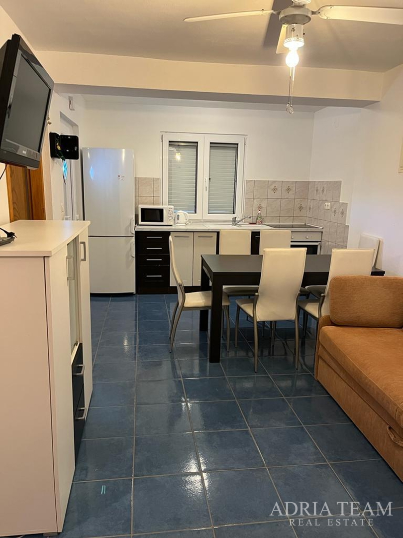 KUĆA S TRI STAMBENE JEDINICE, POGLED NA MORE I VELEBIT - DONJI KARIN