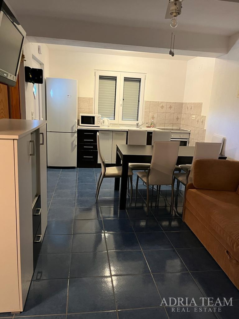 KUĆA S TRI STAMBENE JEDINICE, POGLED NA MORE I VELEBIT - DONJI KARIN