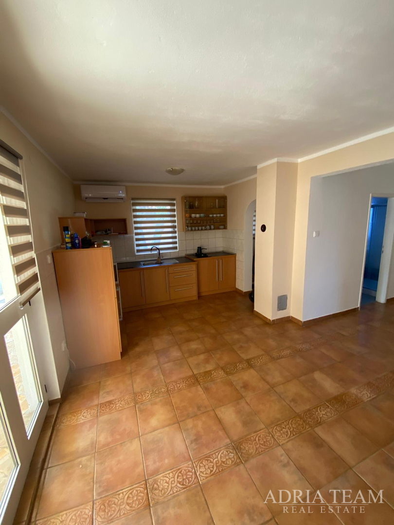 Einfamilienhaus mit großem Grundstück und zwei Wohneinheiten - Mali Vareški, Marčana