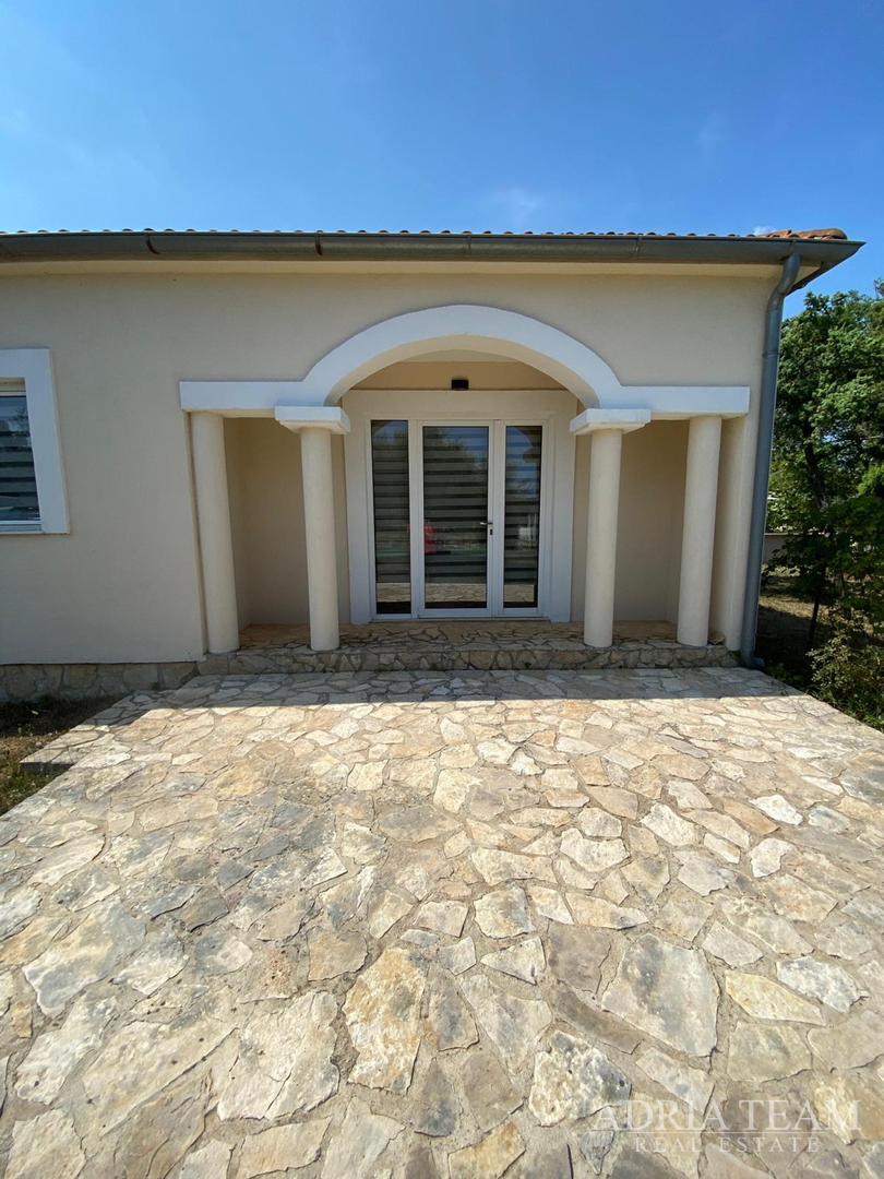 Einfamilienhaus mit großem Grundstück und zwei Wohneinheiten - Mali Vareški, Marčana