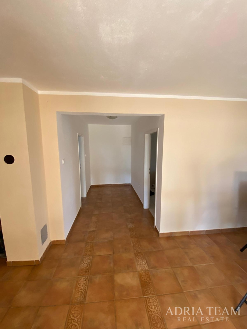 Einfamilienhaus mit großem Grundstück und zwei Wohneinheiten - Mali Vareški, Marčana