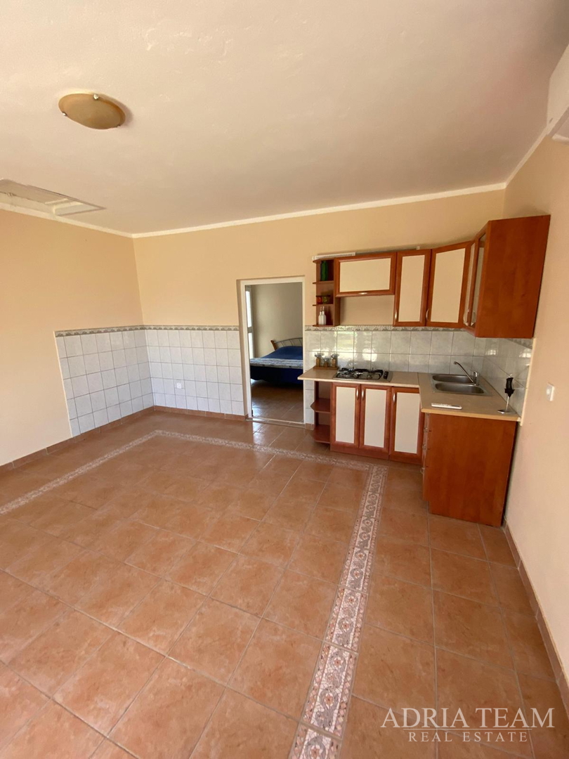 Einfamilienhaus mit großem Grundstück und zwei Wohneinheiten - Mali Vareški, Marčana