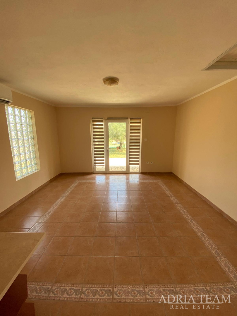 Einfamilienhaus mit großem Grundstück und zwei Wohneinheiten - Mali Vareški, Marčana