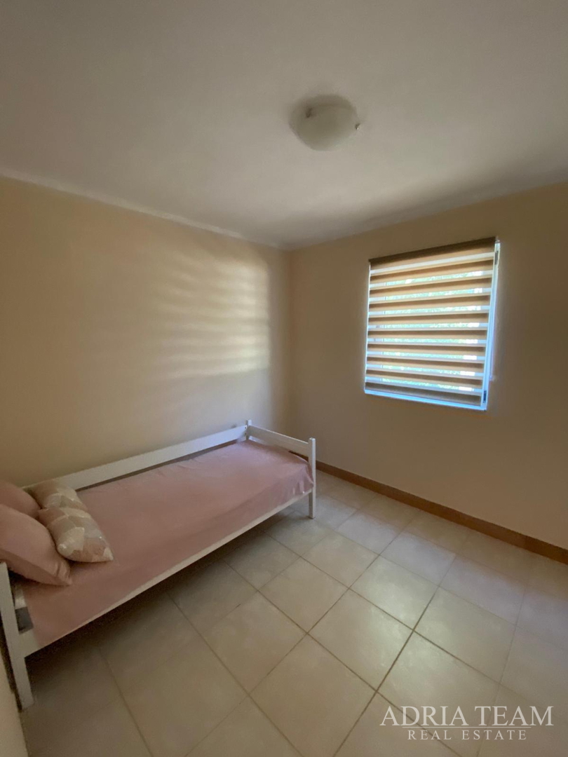 Einfamilienhaus mit großem Grundstück und zwei Wohneinheiten - Mali Vareški, Marčana