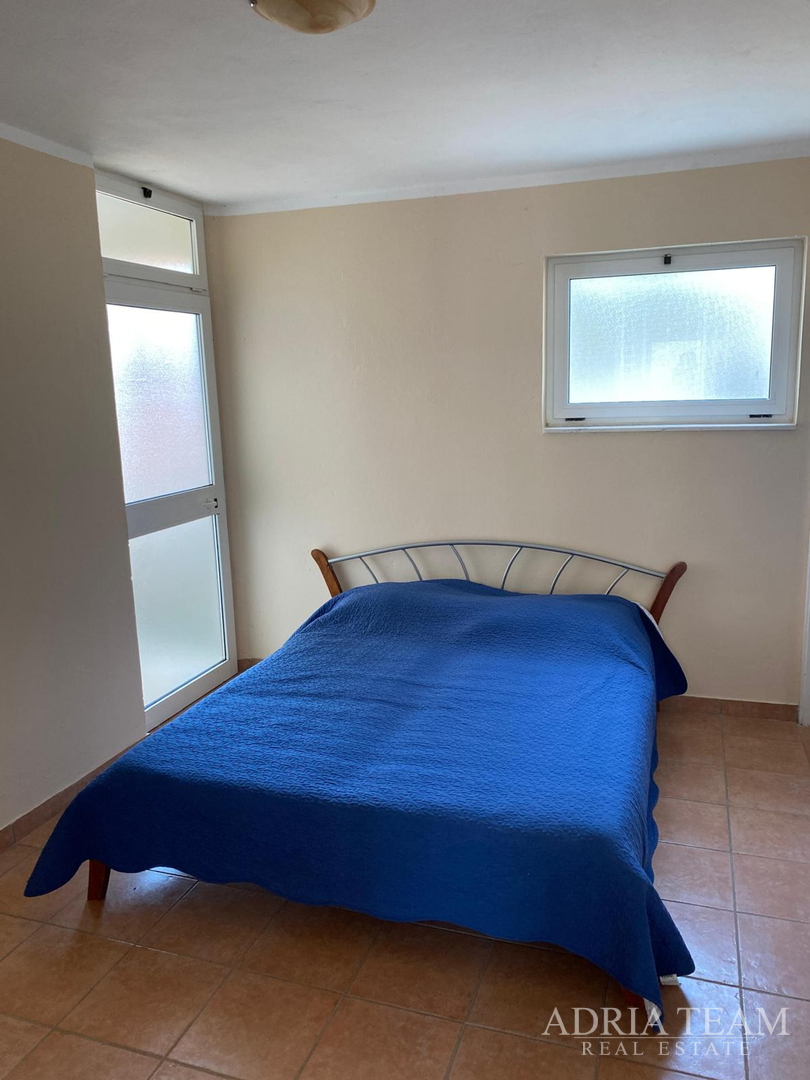 Einfamilienhaus mit großem Grundstück und zwei Wohneinheiten - Mali Vareški, Marčana