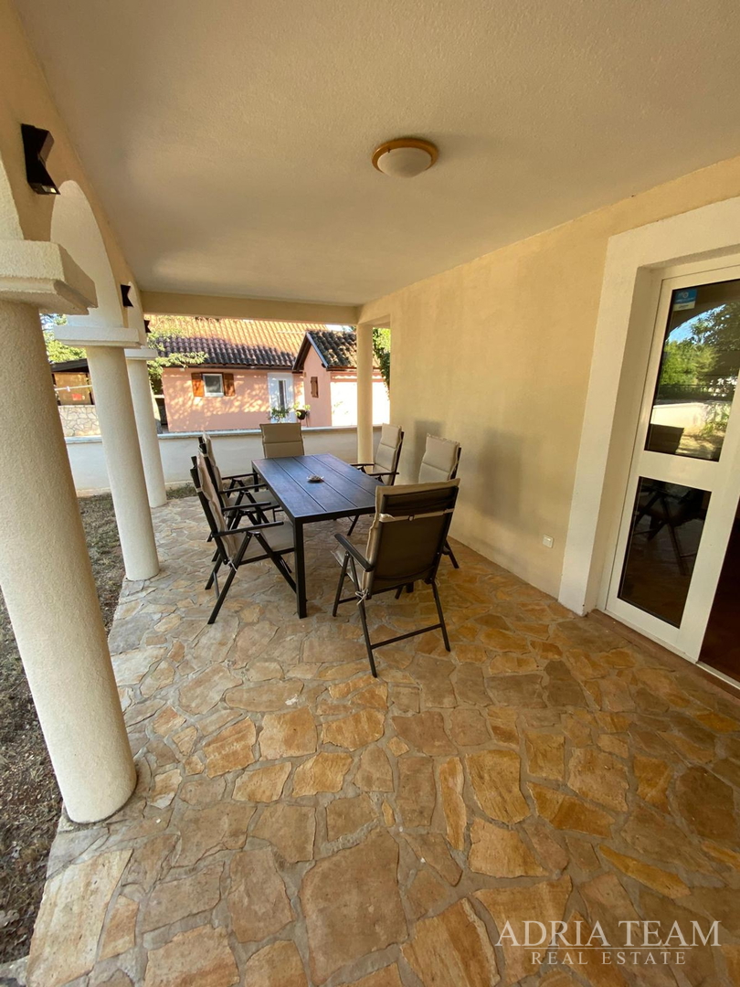 Einfamilienhaus mit großem Grundstück und zwei Wohneinheiten - Mali Vareški, Marčana