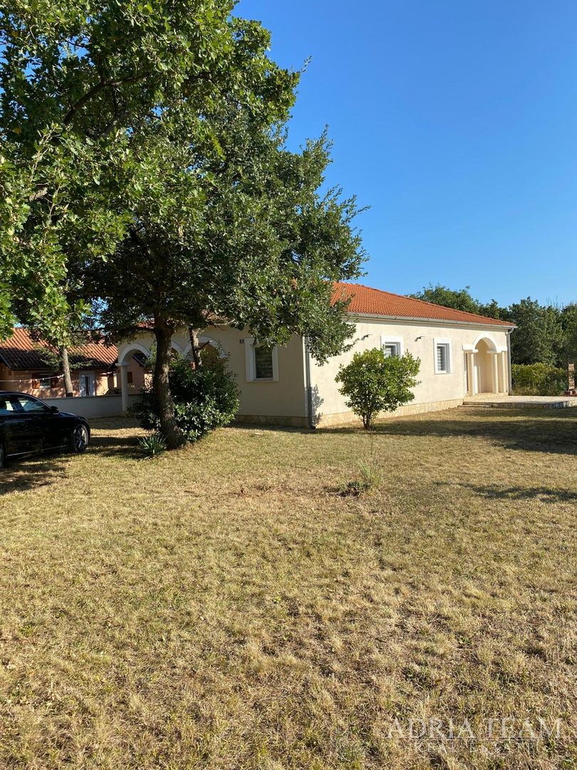 Einfamilienhaus mit großem Grundstück und zwei Wohneinheiten - Mali Vareški, Marčana