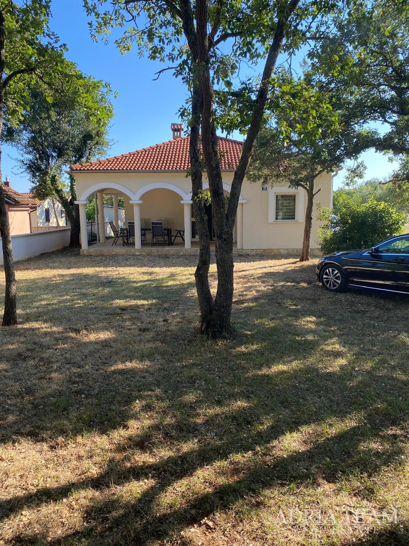 Einfamilienhaus mit großem Grundstück und zwei Wohneinheiten - Mali Vareški, Marčana