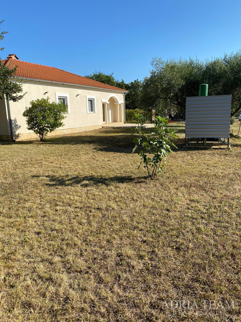 Einfamilienhaus mit großem Grundstück und zwei Wohneinheiten - Mali Vareški, Marčana