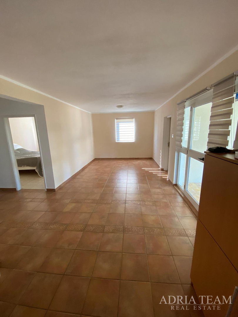 Einfamilienhaus mit großem Grundstück und zwei Wohneinheiten - Mali Vareški, Marčana