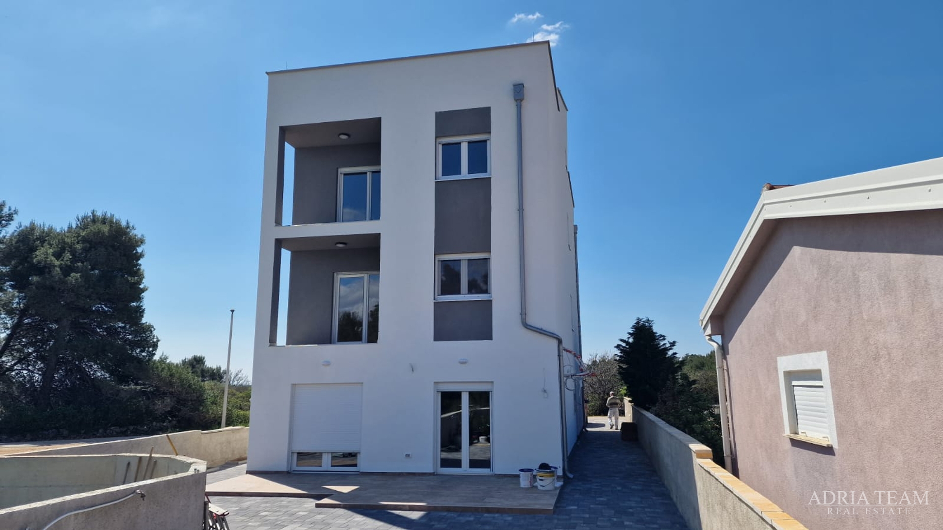 STAMBENA ZGRADA S TRI STAMBENE JEDINICE I KROVNOM TERASOM - VIR