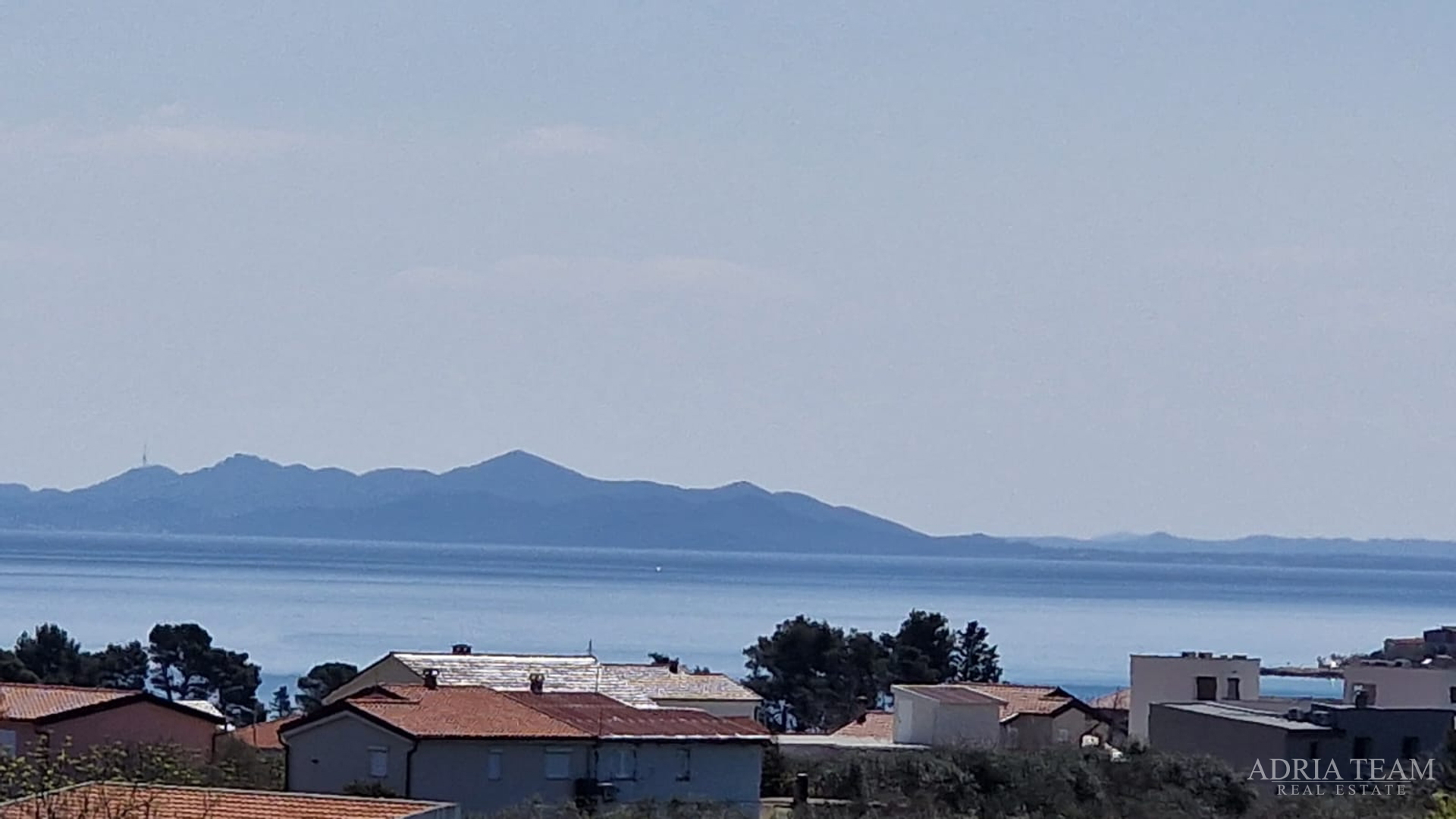 STAMBENA ZGRADA S TRI STAMBENE JEDINICE I KROVNOM TERASOM - VIR