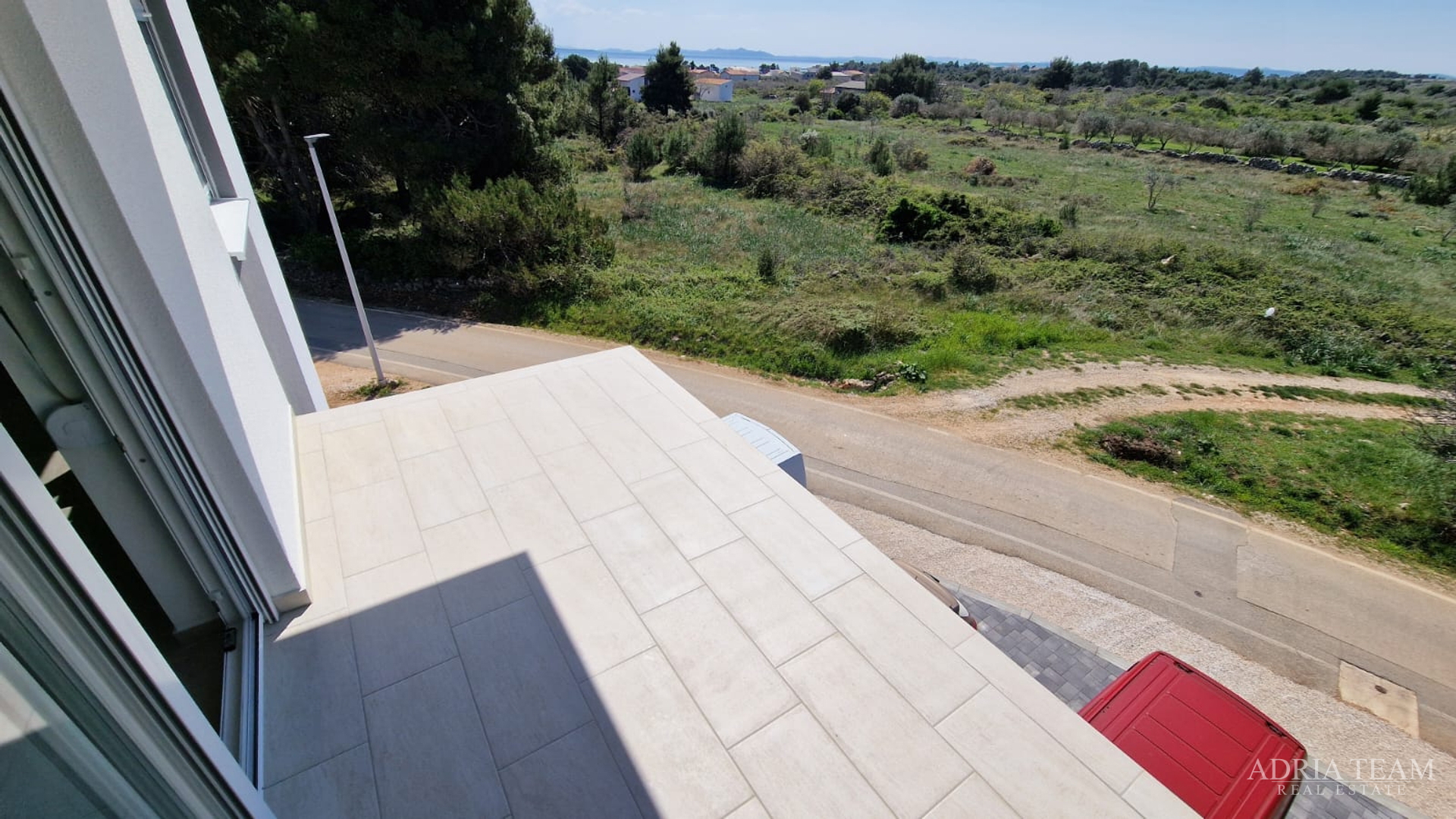 STAMBENA ZGRADA S TRI STAMBENE JEDINICE I KROVNOM TERASOM - VIR