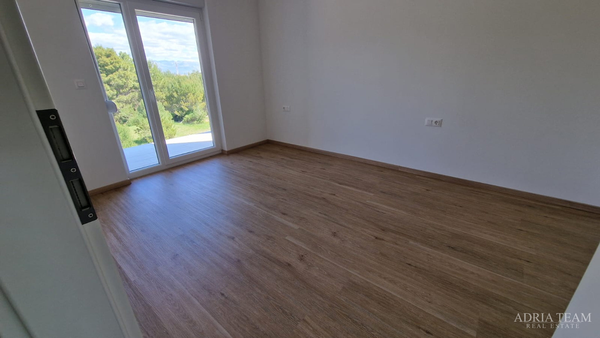 STAMBENA ZGRADA S TRI STAMBENE JEDINICE I KROVNOM TERASOM - VIR