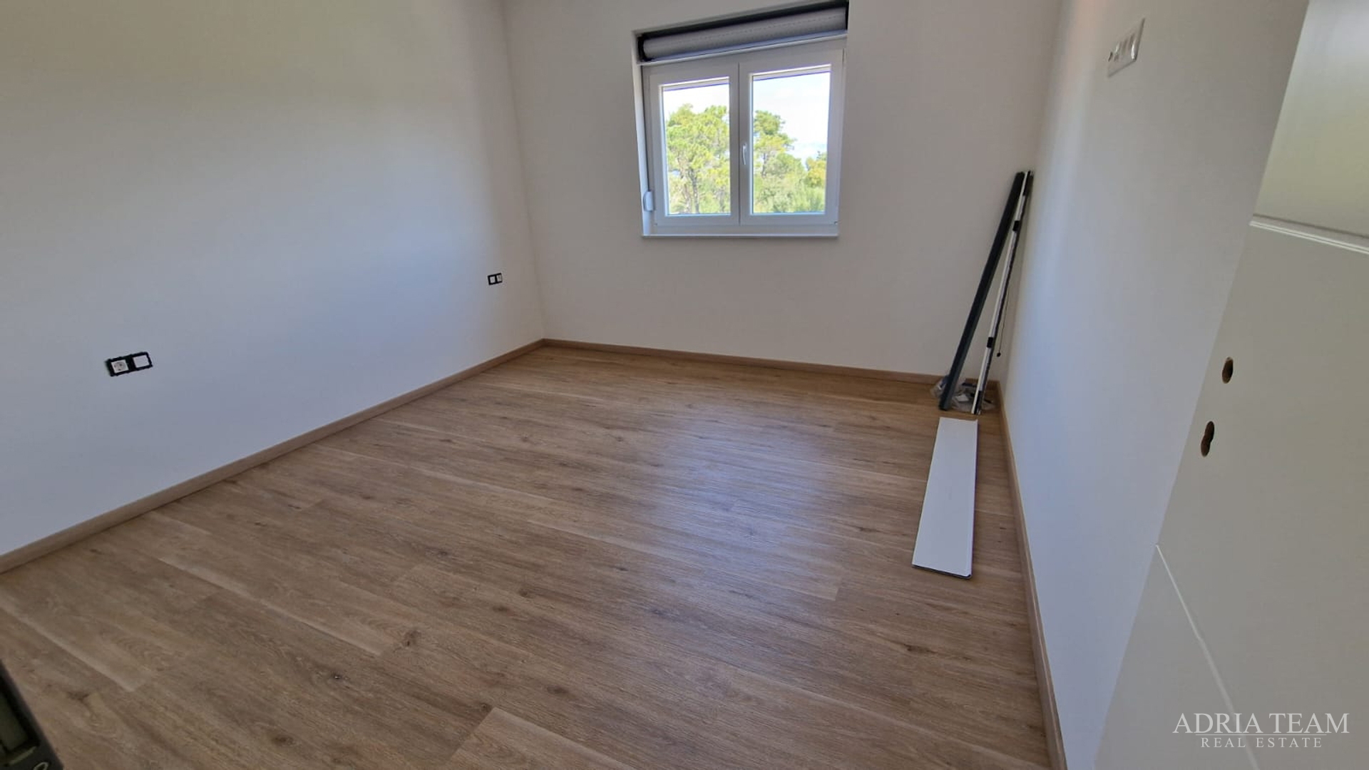 STAMBENA ZGRADA S TRI STAMBENE JEDINICE I KROVNOM TERASOM - VIR