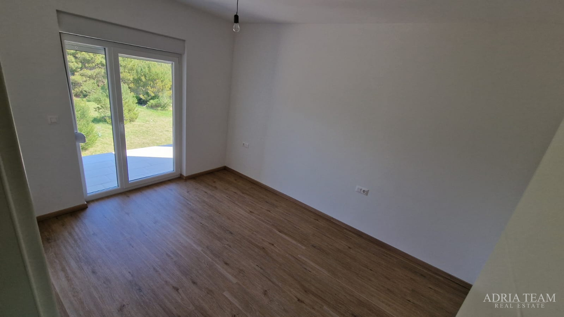 STAMBENA ZGRADA S TRI STAMBENE JEDINICE I KROVNOM TERASOM - VIR